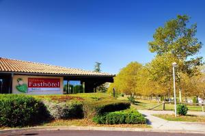 Vrt pred nastanitvijo Relais Fasthotel Port Lauragais