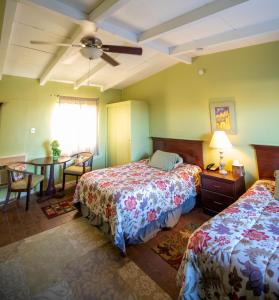 Postel nebo postele na pokoji v ubytování Harmony Motel