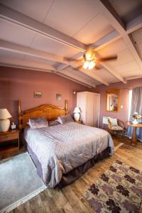 מיטה או מיטות בחדר ב-Harmony Motel