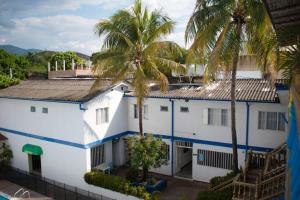 an aerial view of a white house with palm trees at Hotel Joohn Gay only LGBTIQ in Melgar