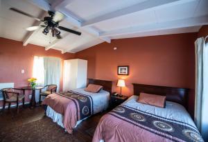 Postel nebo postele na pokoji v ubytování Harmony Motel