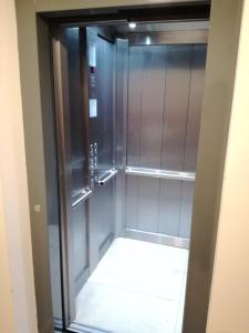 una cabina doccia con porta in vetro di Edificio DOMUS a Necochea