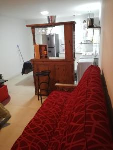 una cucina con letto rosso in una camera di Edificio DOMUS a Necochea