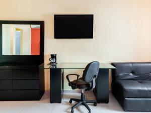 TV a/nebo společenská místnost v ubytování Veracruz Suites Hotel