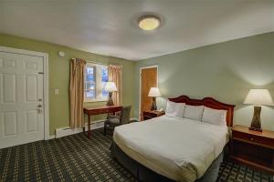 Afbeelding uit fotogalerij van Colonial Motel and Spa in Brattleboro