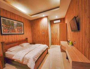 Tempat tidur dalam kamar di Omah Joglo Semarang