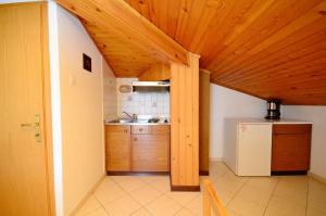 Kuchyň nebo kuchyňský kout v ubytování Apartments Ljiljana