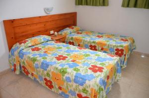 twee bedden naast elkaar in een slaapkamer bij Los Cactus in Playa del Inglés