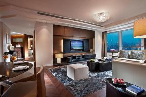 sala de estar con TV, sofá y mesa en Ascott Huai Hai Road Shanghai, Xintiandi, en Shanghái 37 fotos más