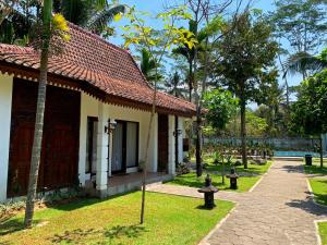 Puutarhaa majoituspaikan The Nalaya Hotel & Resto ulkopuolella