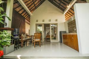 een keuken en eetkamer met een tafel en stoelen bij Namparan Villa in Ubud