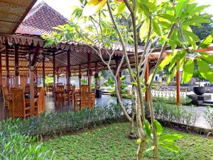 Puutarhaa majoituspaikan The Nalaya Hotel & Resto ulkopuolella