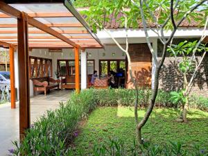 Puutarhaa majoituspaikan The Nalaya Hotel & Resto ulkopuolella