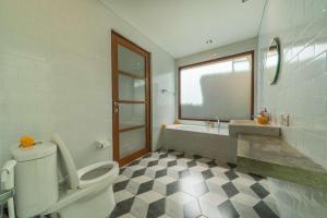A bathroom at Yarama Cottages
