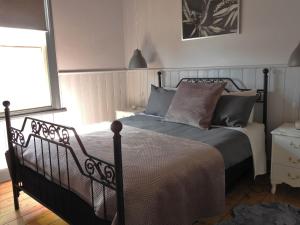 a bedroom with a bed and a window at Welcome Stranger Cottage in Maryborough