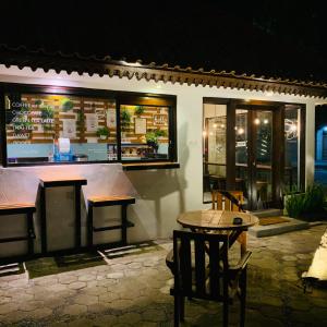 Majoituspaikan The Nalaya Hotel & Resto ravintola tai vastaava paikka