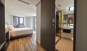 Postel nebo postele na pokoji v ubytování J-Hotel by Dorsett