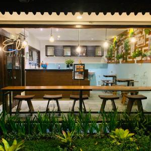 Majoituspaikan The Nalaya Hotel & Resto ravintola tai vastaava paikka