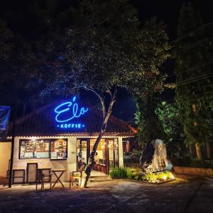 una señal para una cafetería por la noche en The Nalaya Hotel & Resto, en Borobudur