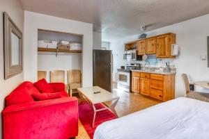 sala de estar con sofá rojo y cocina en Beaches Inn | Pirates Cove Cabana 8, en Cannon Beach