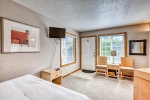 a bedroom with a bed and a desk and chairs at Beaches Inn Fourplex in Cannon Beach