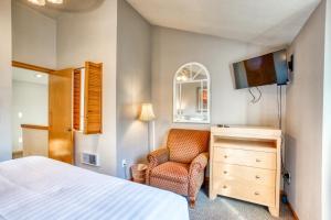 En eller flere senge i et værelse på Beaches Inn | Orca Bay Townhouse