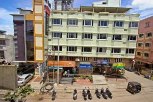 un grupo de motocicletas estacionadas frente a un edificio en Mannars Residency, en Mysore