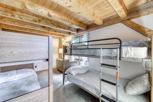 2 literas en una habitación con techos de madera en Sherwood Escape, en Londonderry