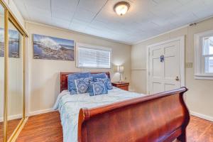 Un dormitorio con una cama con almohadas azules. en Dolphin 1, en Rockaway Beach