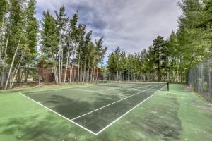 Tenis a/nebo squash v ubytování Alpine Abode nebo okolí