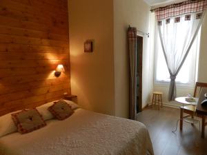 1 dormitorio con cama y ventana en Hotel du Mont Blanc, en Sallanches