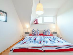 Ein Bett oder Betten in einem Zimmer der Unterkunft Reetdachhaus mit Sauna und Boddenblick - D 128.036