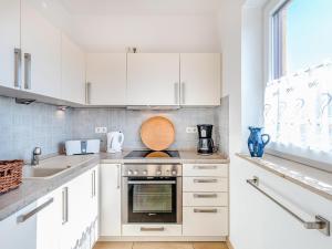 Küche/Küchenzeile in der Unterkunft Reetdachhaus mit Sauna und Boddenblick - D 128.036
