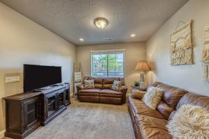 uma sala de estar com um sofá e uma televisão de ecrã plano em Desert Glow em Washington