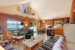 Posezení v ubytování Walloon Lake Cottage