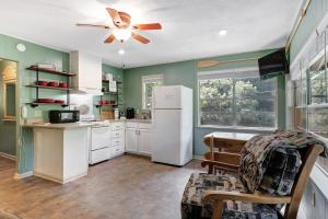 A kitchen or kitchenette at River Romance