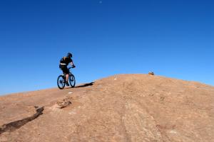 una persona montando una bicicleta en la cima de una colina en Solano Vallejo 3347, en Moab