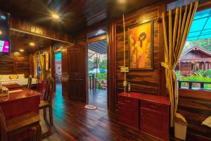 フーコックにあるAnna Pham Bungalowのリビングルーム(木製の壁、テーブル、窓付)