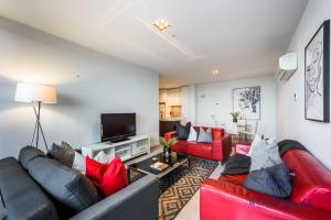 uma sala de estar com dois sofás e uma televisão em WOW Apartment on Swanston em Melbourne