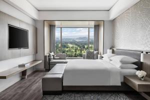 Postel nebo postele na pokoji v ubytování Clark Marriott Hotel