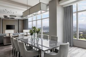 TV a/nebo společenská místnost v ubytování Clark Marriott Hotel