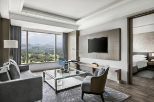 TV a/nebo společenská místnost v ubytování Clark Marriott Hotel