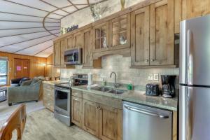 eine Küche mit Holzschränken und einem Kühlschrank aus Edelstahl in der Unterkunft The Portabella in Sugar Mountain