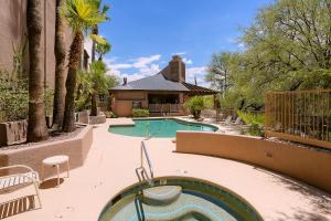 una piscina con bañera de hidromasaje junto a una casa en Treetops at Ventana, en Tucson