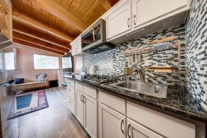Dapur atau dapur kecil di Wecoma Beach Retreat