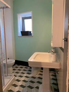 a bathroom with a sink and a toilet at Piccola dimora accogliente e molto panoramica in Tagliacozzo