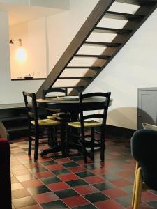 stół i krzesła siedzące pod schodami w obiekcie Piccola dimora accogliente e molto panoramica w mieście Tagliacozzo