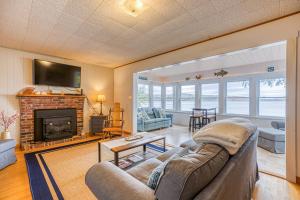 uma sala de estar com um sofá e uma lareira em White Lobster Cottage em Greenville