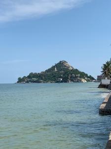 華欣的住宿－Sea you pool villa Hua Hin，水体中间的一个岛屿