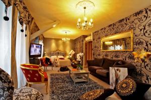 Χώρος καθιστικού στο Logis Hôtel Hostellerie Saint-Jacques